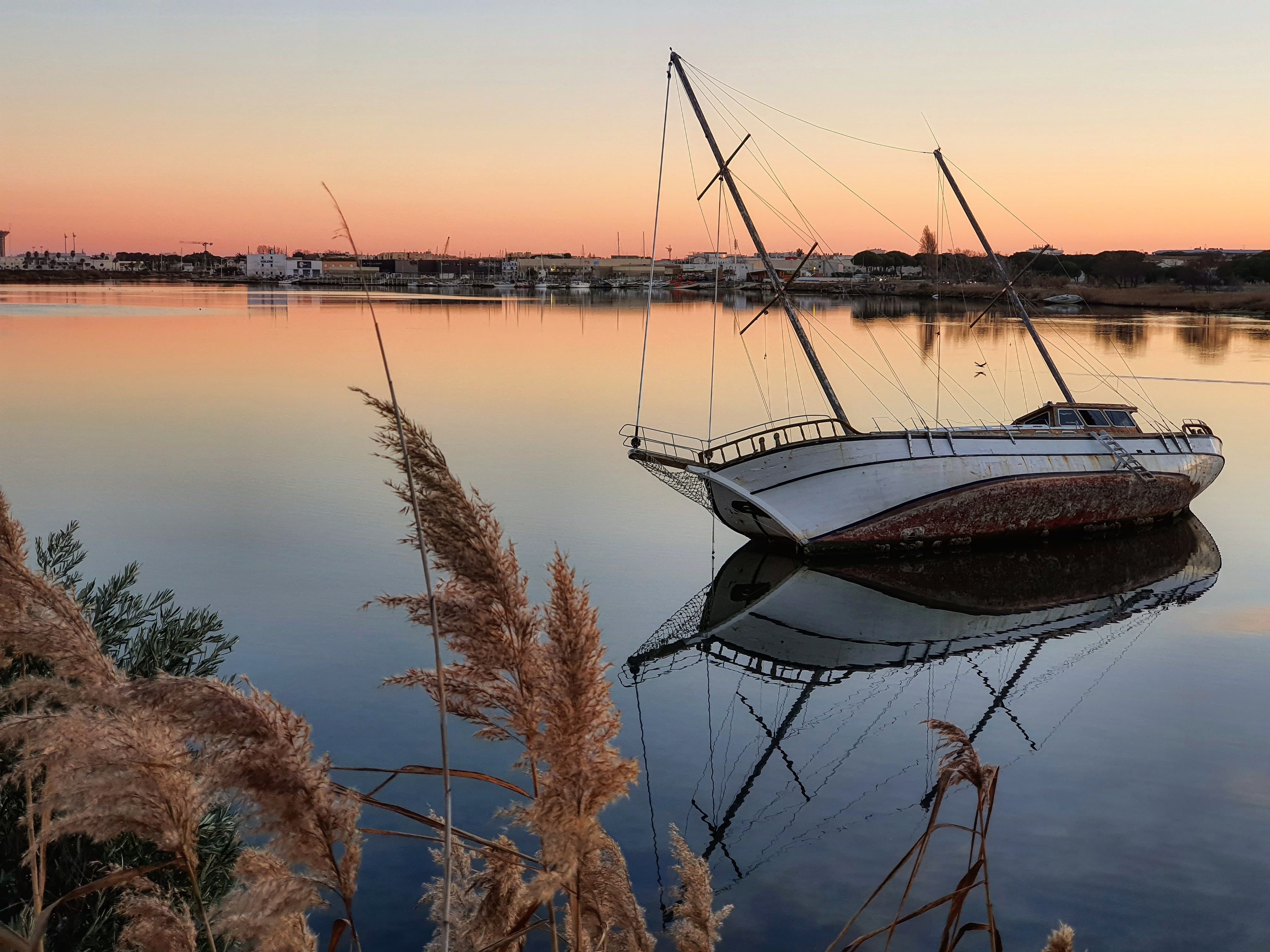 Bateau abandonné au Grau-du-Roi